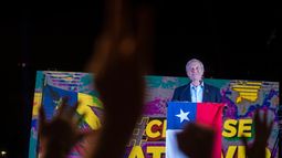 El candidato presidencial chileno José Antonio Kast, del Partido Republicano, se dirige a los simpatizantes frente a la sede general en Santiago, tras los primeros resultados de las elecciones generales.