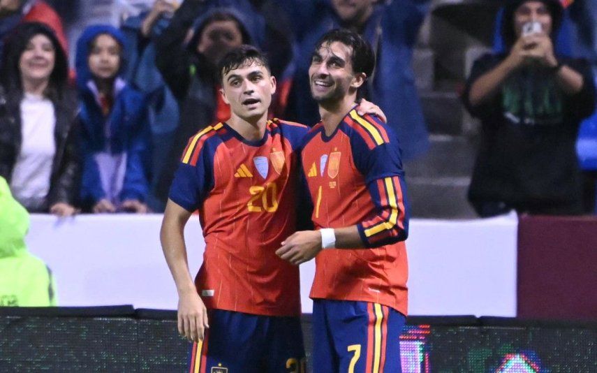 El centrocampista español #20 Pedri celebra con el delantero español #07 Ferran Torres después de marcar el segundo gol de su equipo durante el partido amistoso internacional entre Perú y España en el Estadio Cuauhtemoc en Puebla, México, el 8 de junio de 2026.