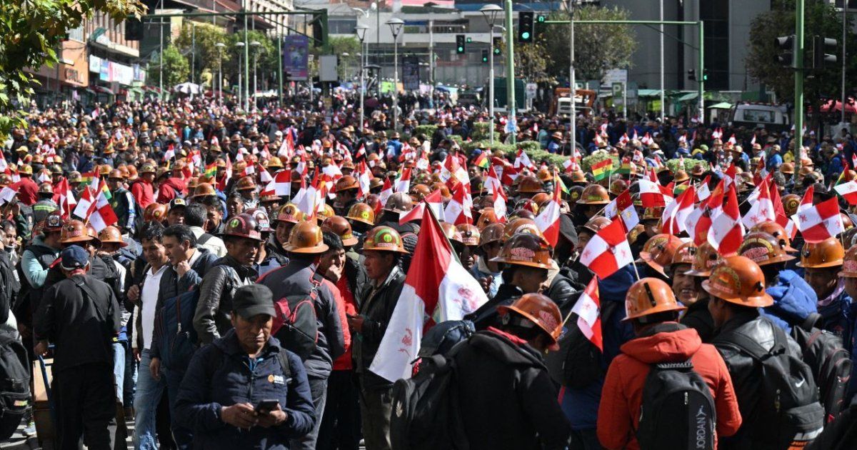 Miles de mineros protestan por la escasez de combustible y colapsan La Paz