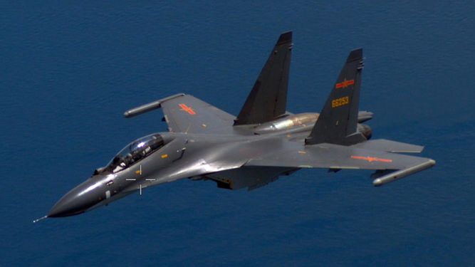 Avión caza de China vuela en espacio aéreo de Taiwán.