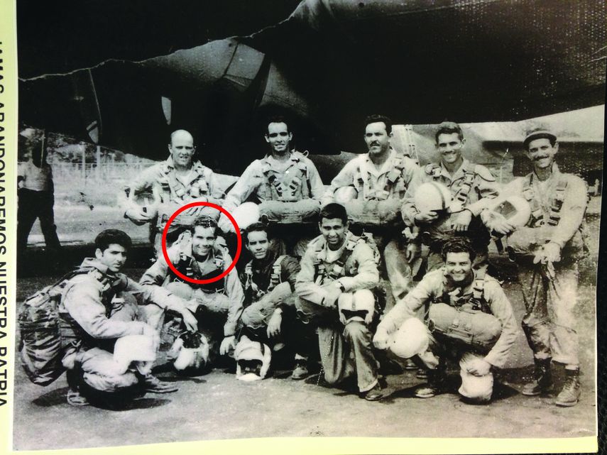 Esta imagen recoge algunos&nbsp; de los combatientes de la fuerza aérea que participaron en la operación militar, González Rebull es señalado con el círculo.