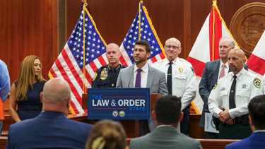 James Uthmeier, fiscal general de Florida, en rueda de prensa. 