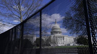 El Capitolio de Estados Unidos, visto detrás de vallas de seguridad luego de que un auto se estrellase contra una barrera, en Washington, el 2 de abril de 2021.&nbsp;