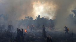 Brigadas antiincendios luchan contra el fuego en Apui, en el estado de Amazonas, Brasil, el 21 de septiembre de 2022. La Amazonía brasileña registró más incendios en la primera semana de septiembre que en todo el mes el año pasado, según el Instituto Nacional de Investigación Espacial del Brasil (INPE). 