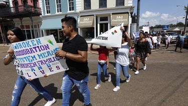 Hijos de inmigrantes mayormente hispanos participan en un acto en apoyo de inmigrantes detenidos en una planta procesadora de alimentos en Canton, Mississippi el 11 de agosto del 2019.&nbsp;