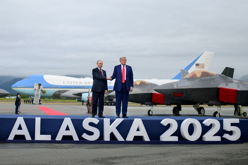 El presidente Donald Trump saluda al presidente ruso, Vladímir Putin, en la pista después de que llegaron a la Base Conjunta Elmendorf-Richardson en Anchorage, Alaska, el 15 de agosto de 2025.