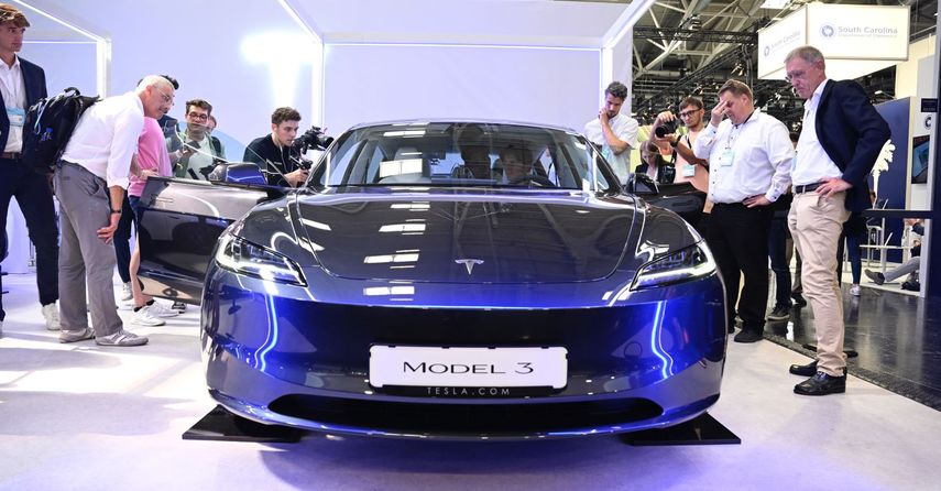 Un auto tesla se exhibe en ibeen, una feria automotriz.