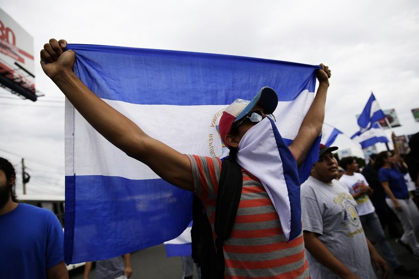 Cientos de manifestantes durante un plantón en Managua, Nicaragua, para exigir la renuncia del presidente Daniel Ortega. 