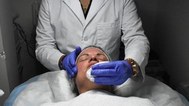 Wickander Ferreira realiza uno de los tratamientos de belleza que ofrece en su medspa BioAesthetics LLC, en Hialeah.&nbsp;
