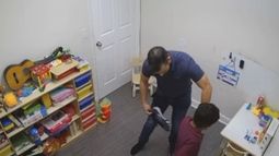 Momento en que el RBT lanza un zapato contra el menor durante la sesión terapéutica. Momento en que el RBT lanza un zapato contra el menor durante la sesión terapéutica.