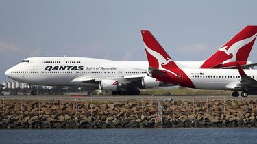 En esta imagen del 20 de agosto de 2015 se ven dos aviones de Qantas en la pista del Aeropuerto de Sydney, Australia.
