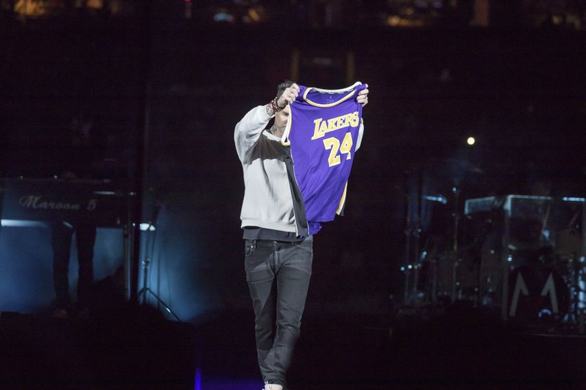 Durante el concierto, el vocalista Adam Levine sac&oacute; y alz&oacute; una camiseta de Los Angeles Lakers con el n&uacute;mero 24 y el nombre de Bryant en la espalda.