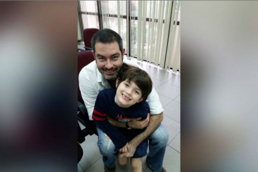 Milán con su padre. (TWITTER)