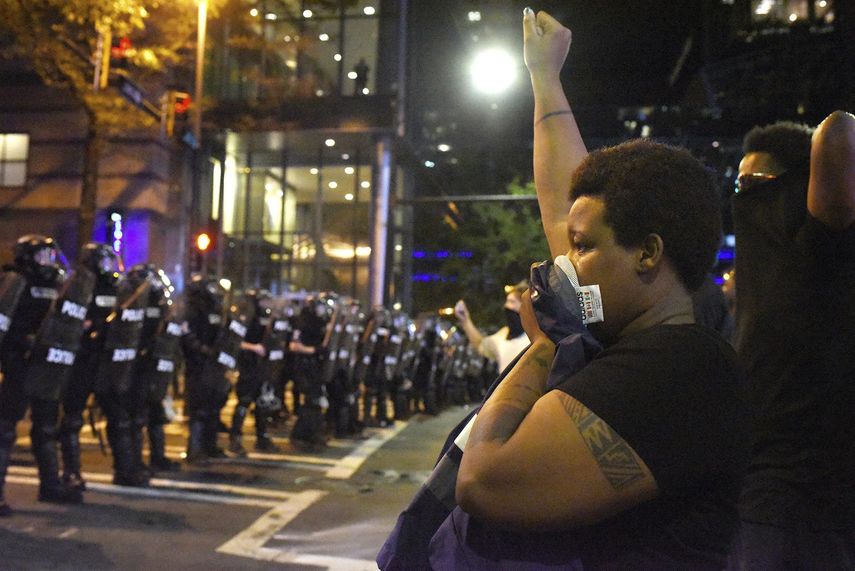 La policia de Charlotte utilizará una nueva estrategia más severa para proteger los inmuebles e impedir desmanes como los que ayer acabaron con 44 detenidos y 9 civiles heridos
