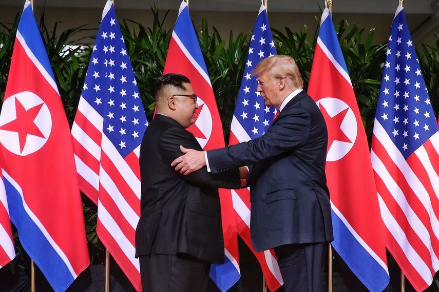 Donald Trump y Kim Jong-un se saludan antes de iniciar su histórica reunión en Singapur.