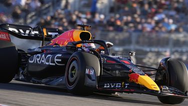 Max Verstappen con Red Bull toma una curva en la segunda sesión de práctica del Gran Premio de EEUU de la Fórmula 1 en el Circuito de las Américas, 21 de octubre de 2022 en Austin, Texas. ESPN y la F1 anuncian acuerdo de transmisión en el país.