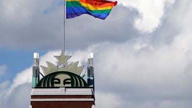 Una bandera del arcoiris ondea sobre la sede de Starbucks en Seattle durante la Semana de Orgullo Gay. &nbsp;