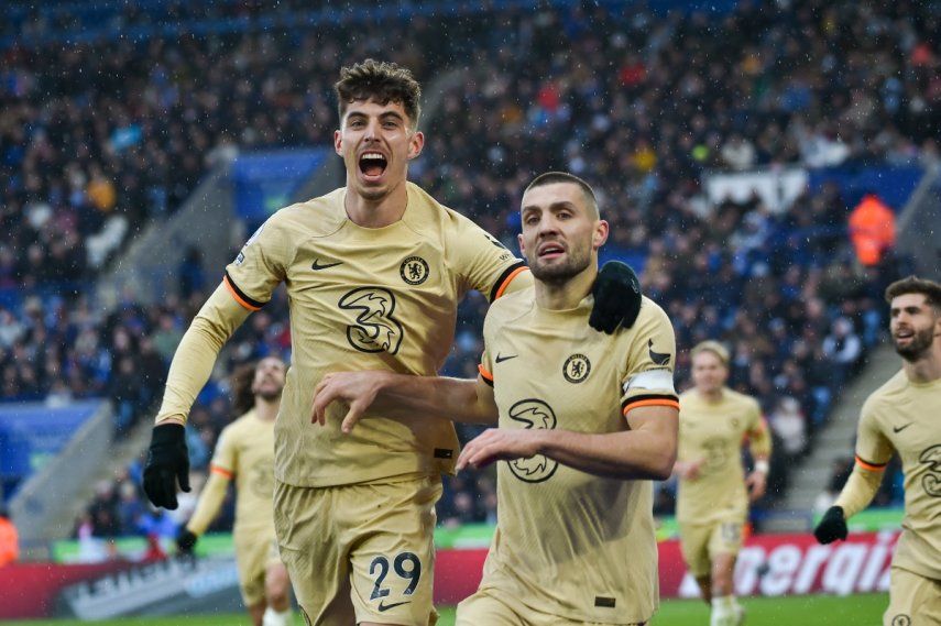 Mateo Kovacic del Chelsea es felicitado por su compañero Kai Havertz tras anotar el tercer gol de su equipo en el encuentro ante el Leicester en la Liga Premier el sábado 11 de mazo del 2023.&nbsp;