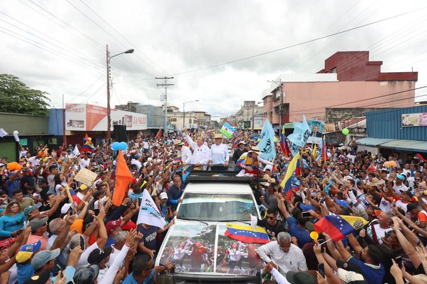La líder opositora María Corina Machado y el candidato presidencial Edmundo González encabezan multitudinario acto en el estado Barinas.