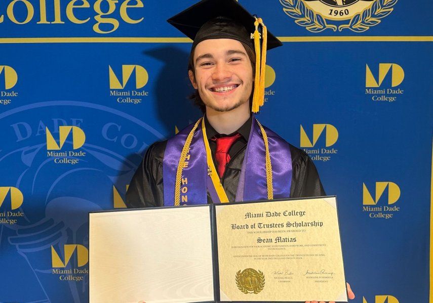 Sean Matías se gradúa con un GPA perfecto de 4.0 en Ingeniería Mecánica en el Miami Dade College.
