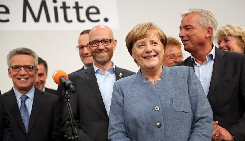 La canciller Angela Merkel (c) sonríe tras su victoria electoral este domingo 24 de septiembre de 2017 en Berlín, Alemania.