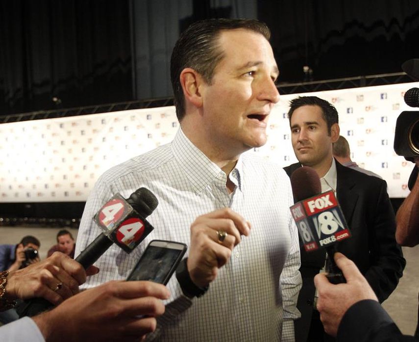 El senador de Texas, Ted Cruz, habla con la prensa antes de un foro y debate de los candidatos presidenciales republicanos. (EFE)