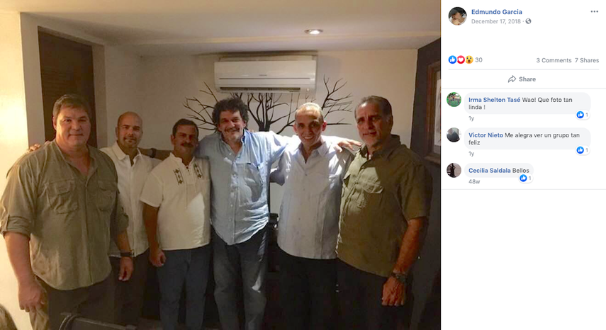 Captura de pantalla de la cuenta de Facebook de Edmundo Garc&iacute;a (al centro), donde posa junto a los cinco esp&iacute;as cubanos.&nbsp;