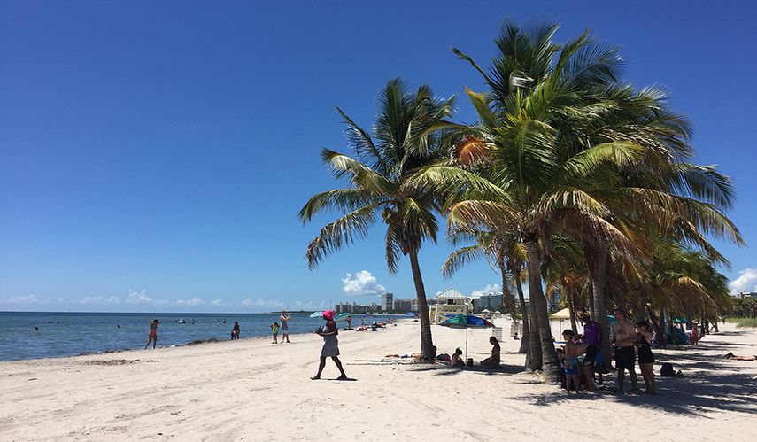 Playa en Key Biscayne, frente al centro de Miami.