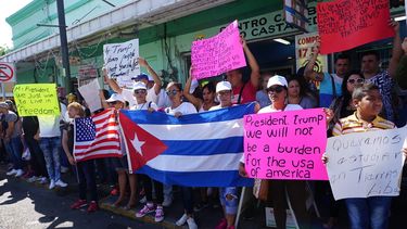 Los cubanos mostraron durante la marcha pancartas escritas en inglés y español con las que pedían al presidente Donald Trump que les abra la frontera.