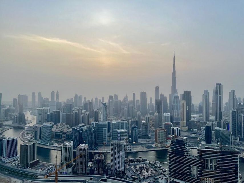 Un amanecer en Dubai. La punta del Burj Khalifa destaca en el horizonte de la ciudad.&nbsp;&nbsp;