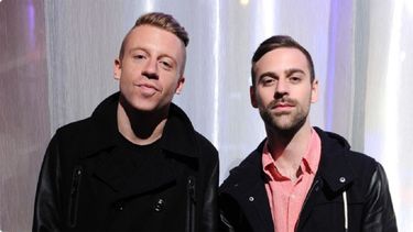 El dúo de rap Macklemore & Ryan Lewis llegan.