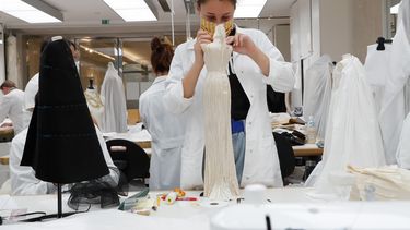 Una modista cose uno de los vestidos en miniatura de la nueva colecci&oacute;n de alta costura de Dior.&nbsp;