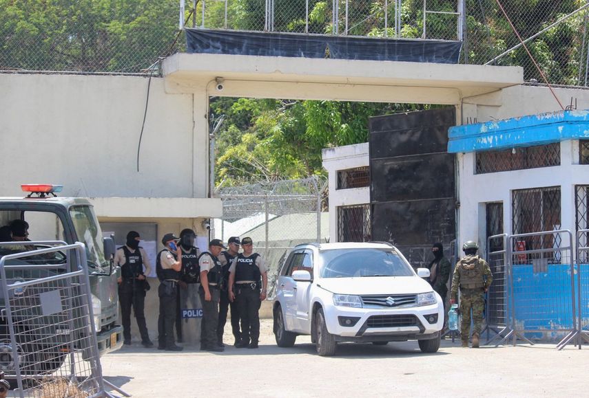 Policías y militares hacen guardia frente a una prisión en Esmeraldas, Ecuador, el 25 de septiembre de 2025. Los enfrentamientos entre bandas rivales se cobraron al menos 10 vidas en el segundo motín mortal en una prisión ecuatoriana en días, dijo la policía el jueves.