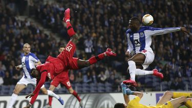 En esta foto de archivo del 27 de febrero de 2020, el defensa del Porto Chancel Mbemba y el arquero argentino Agust&iacute;n Marches&iacute;n (derecha), buscan repeler un ataque de Moussa Diaby, del Bayer Leverkusen, durante un partido de la Liga Europa&nbsp;