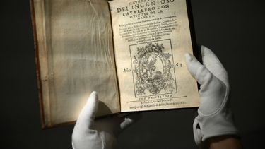 Esta foto de archivo tomada el 25 de noviembre de 2022 muestra a una persona sosteniendo uno de los dos volúmenes de la novela Don Quijote, de Miguel de Cervantes, en la casa de subastas de Sothebys en el centro de Londres, Reino Unido, el 14 de diciembre de 2022.