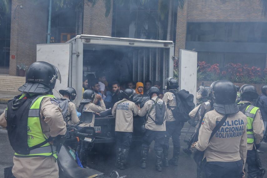 Agentes de la Policía Nacional Bolivariana bloquean el paso a una marcha hacia la sede del Poder Electoral hoy, jueves 29 de junio de 2017, en Caracas (Venezuela). Lanzan bomba lacrimógena cerca del camión y luego lo cierran para trasladarlos.&nbsp;
