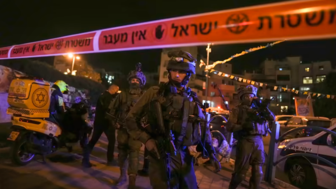 Las fuerzas israelíes aseguran el área de un ataque con arma blanca en la ciudad de Elad, Israel, el jueves 5 de mayo de 2022.