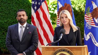 Pamela Bondi, fiscal general de EEUU, con Kash Patel, director del FBI.