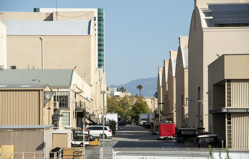 En esta foto de archivo tomada el 2 de abril de 2020, vista de una calle vacía entre sets en el lote de Warner Bros durante la crisis de Covid 19, en Burbank, California