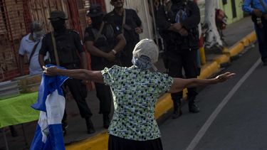 Una manifestante confronta a las autoridades en una de las manufesmanifestaciones contra el régimen de Ortega.&nbsp;