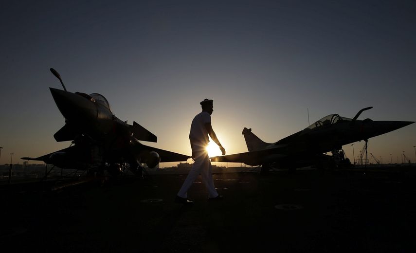 Fotografía de archivo fechada el 21 de enero de 2016 que muestra a un marine francés en la cubierta del&nbsp;portaaviones&nbsp;Charles de Gaulle mientras permanece atracado en el Puerto Zayed, en Abu Dhabi&nbsp;
