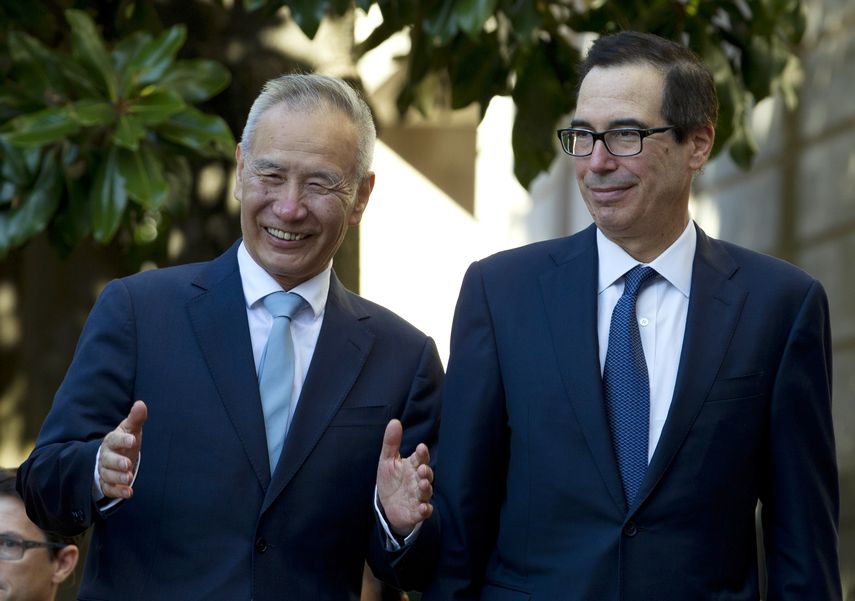 El vice primer ministro chino Liu He, izquierda, conversa con el secretario del Tesoro estadounidense, Steven Mnuchin, a su llegada a una reuni&oacute;n entre ministros en la Oficina del Representante Comercial de Estados Unidos en Washington, el viernes 11 de octubre de 2019.