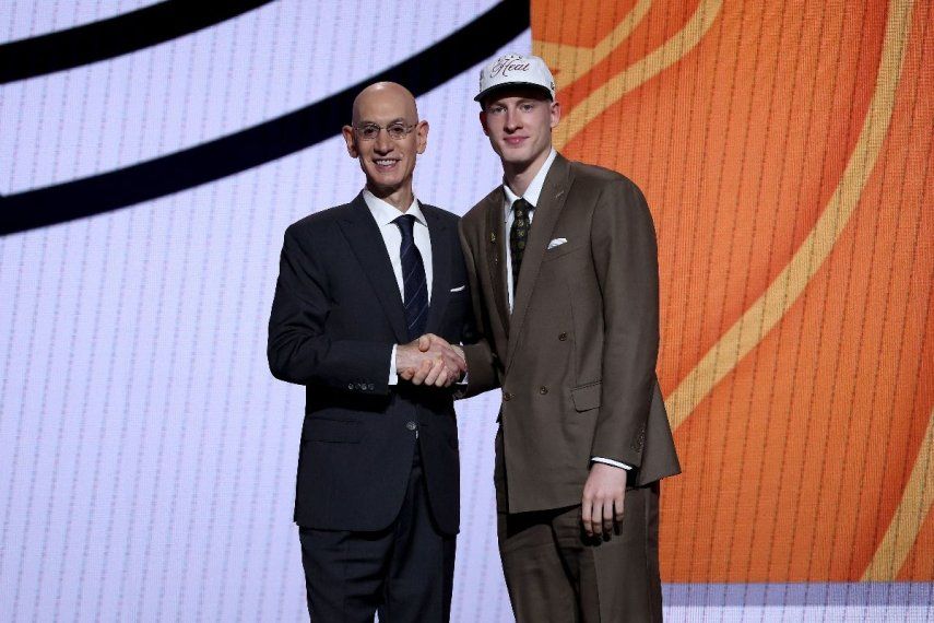 Kasparas Jakuionis (der.) estrecha la mano del comisionado de la NBA, Adam Silver (izq.), tras ser seleccionado en la vigésima posición global por los Miami Heat durante la primera ronda del Draft de la NBA de 2025 en el Barclays Center el 25 de junio de 2025 en el barrio de Brooklyn de la ciudad de Nueva York. NOTA PARA EL USUARIO: El usuario reconoce y acepta expresamente que, al descargar o usar esta fotografía, acepta los términos y condiciones del Acuerdo de Licencia de Getty Images. Sarah Stier/Getty Images/AFP (Foto de Sarah Stier / GETTY IMAGES NORTH AMERICA / Getty Images vía AFP)
