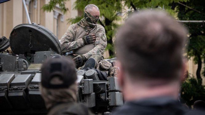 Un miembro del grupo Wagner en un tanque en una calle de la ciudad de Rostov-on-Don, el 24 de junio de 2023.