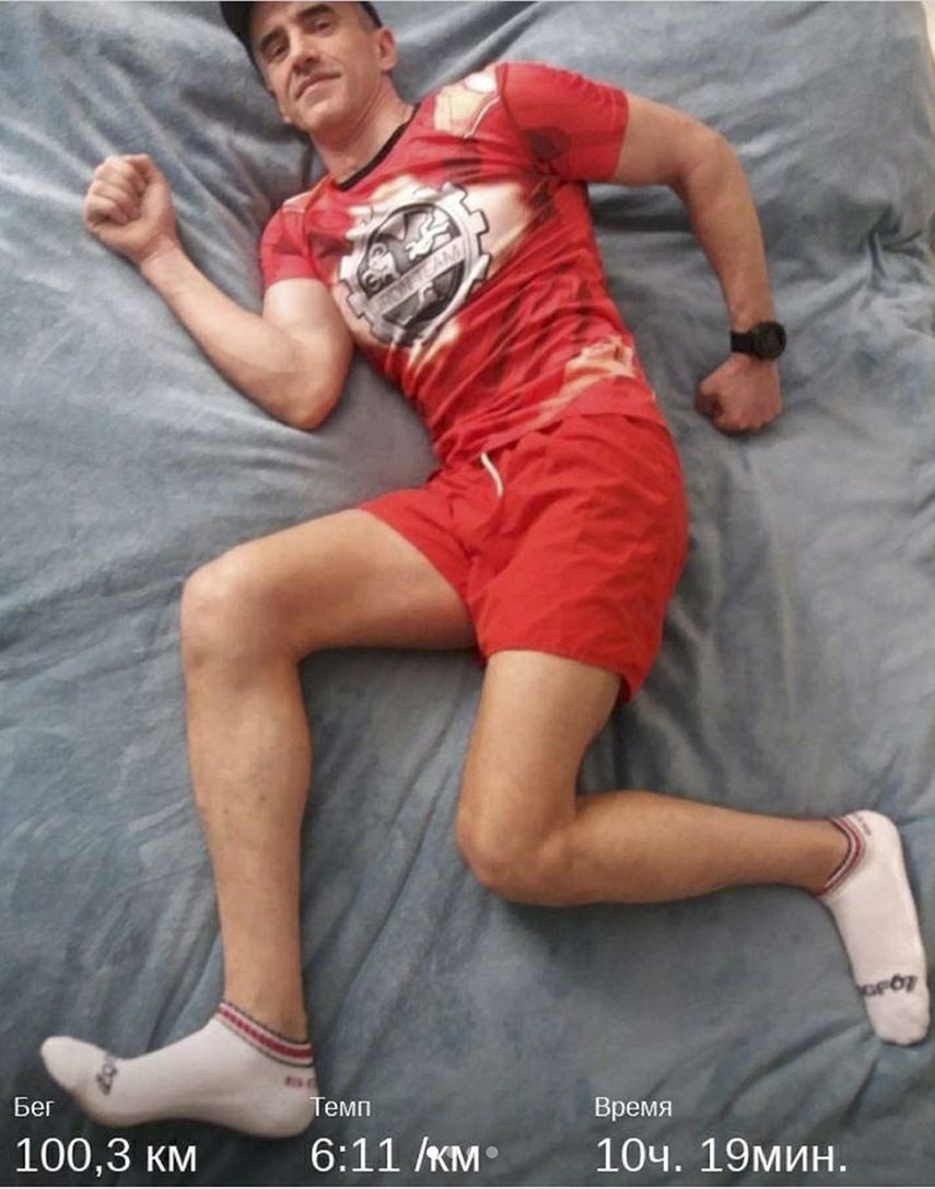 Un hombre ruso en la ciudad Vladivostok completa un ultra-marat&oacute;n de 100 kil&oacute;metros al corren en c&iacute;rculos alrededor de su cama. El experimentado corredor Dmitry Yakukhny ten&iacute;a previsto participar en el Marat&oacute;n de Sables de 250 kil&oacute;metros en el desierto del Sahara este mes, pero en su lugar se encontr&oacute; encerrado debido al confinamiento por la pandemia de coronavirus, anunci&oacute; el 22 de abril del 2020.&nbsp;