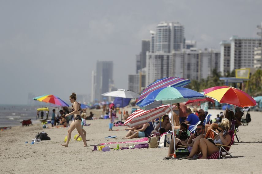 Varias personas en la playa Hollywood de Florida, el 2 de julio de 2020.&nbsp;