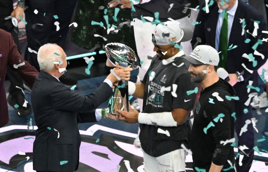 El propietario, presidente y director ejecutivo de los Philadelphia Eagles, Jeffrey Lurie, entrega el trofeo Lombardi al mariscal de campo número 01 Jalen Hurts y al entrenador en jefe Nick Sirianni al final del Super Bowl LIX