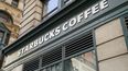 Un letrero de Starbucks sobre una tienda de Manhattan, Nueva York.