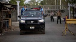 Un auto de la policía sandinista abandona el centro penitenciario Jorge Navarro, conocido como La Modelo, en Managua, Nicaragua.