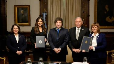 El presidente de Argentina, Javier Milei, en su despacho con la secretaria de Seguridad Interior de EEUU, Kristi Noem.